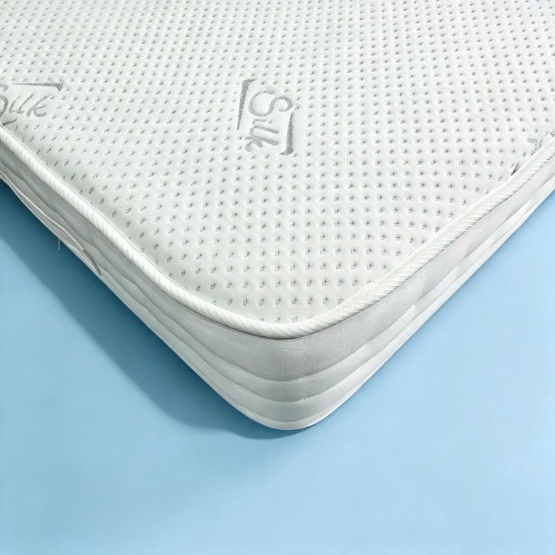 Gel encapsulated pocket sprung mattress corner showing knitted cover